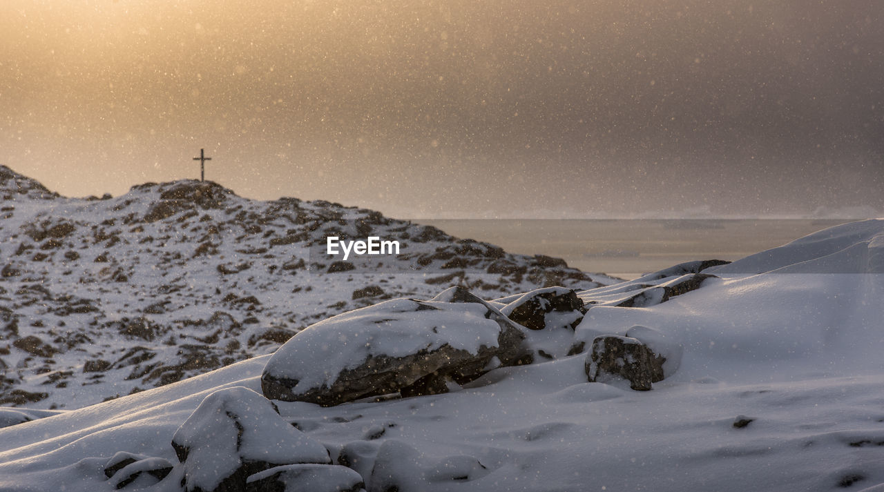 SCENIC VIEW OF SNOW COVERED LANDSCAPE AGAINST SKY