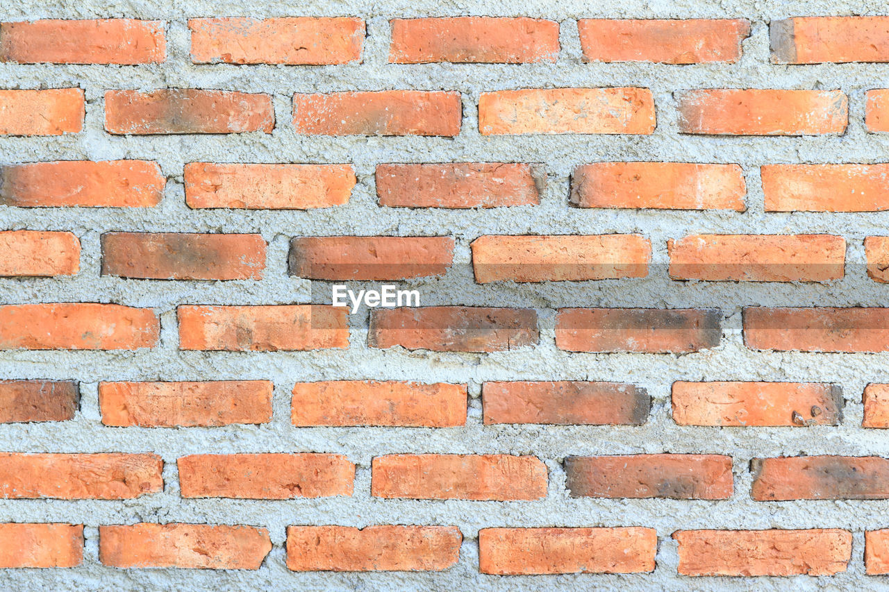 FULL FRAME SHOT OF WALL WITH RED BRICK WALLS