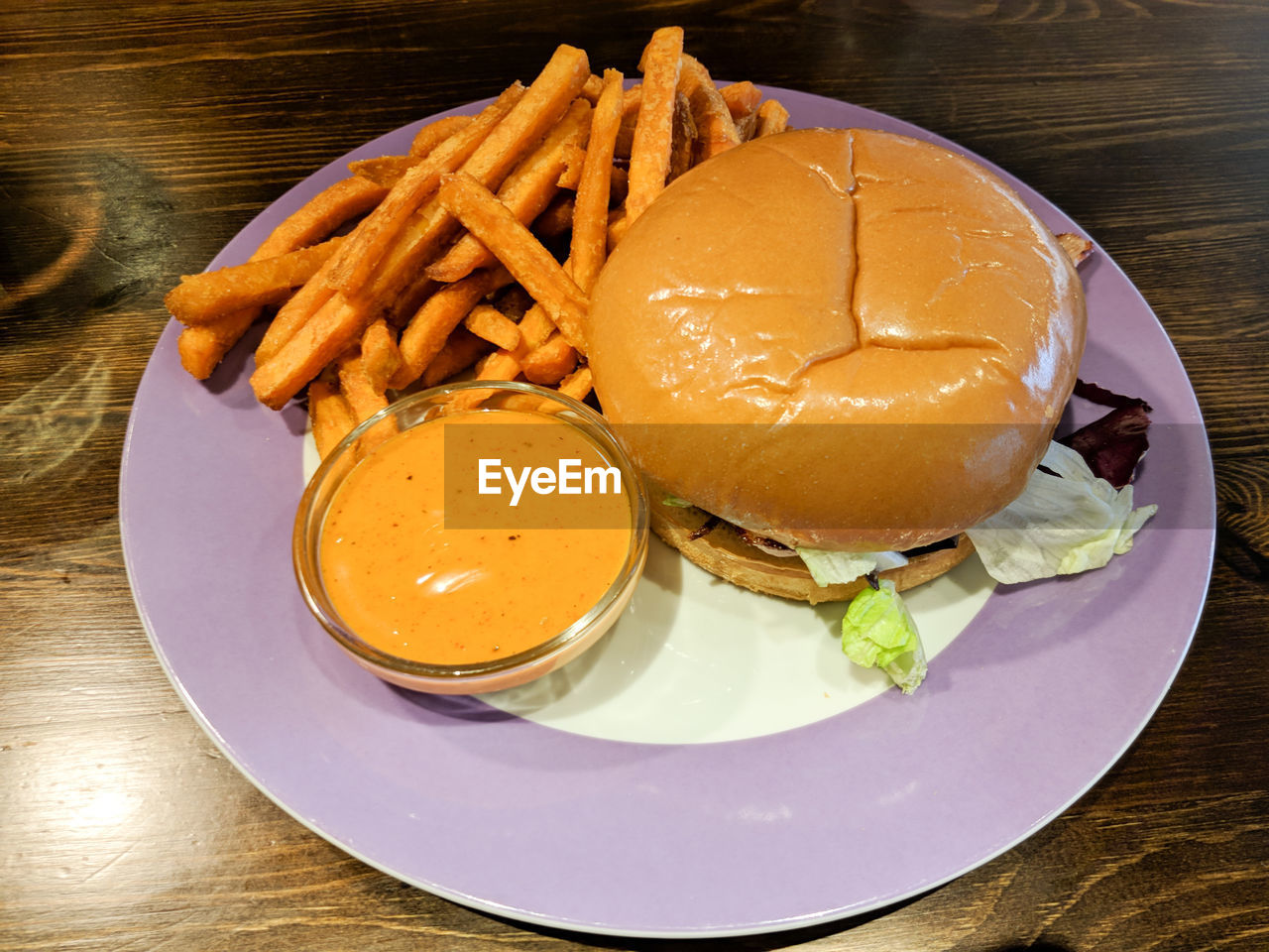 HIGH ANGLE VIEW OF BURGER ON PLATE