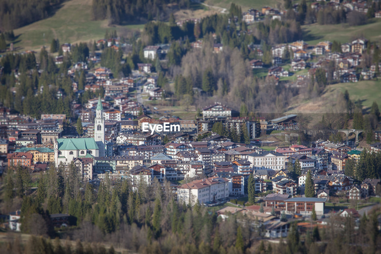 HIGH ANGLE VIEW OF TOWNSCAPE AGAINST BUILDINGS