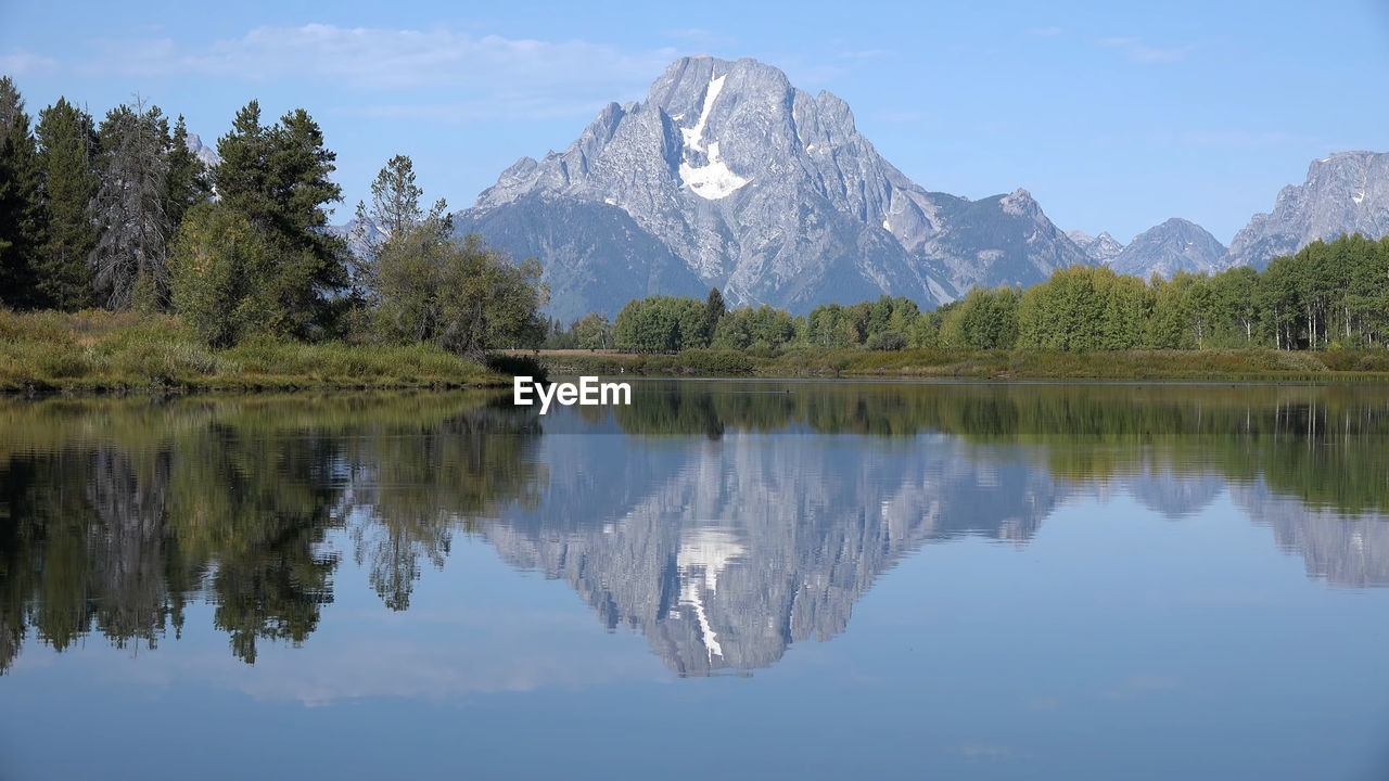 SCENIC VIEW OF LAKE BY SNOWCAPPED MOUNTAINS AGAINST SKY