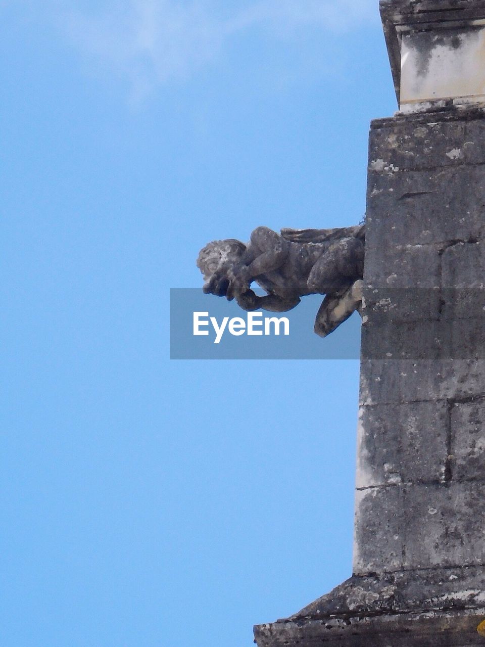 LOW ANGLE VIEW OF STATUE AGAINST CLEAR SKY