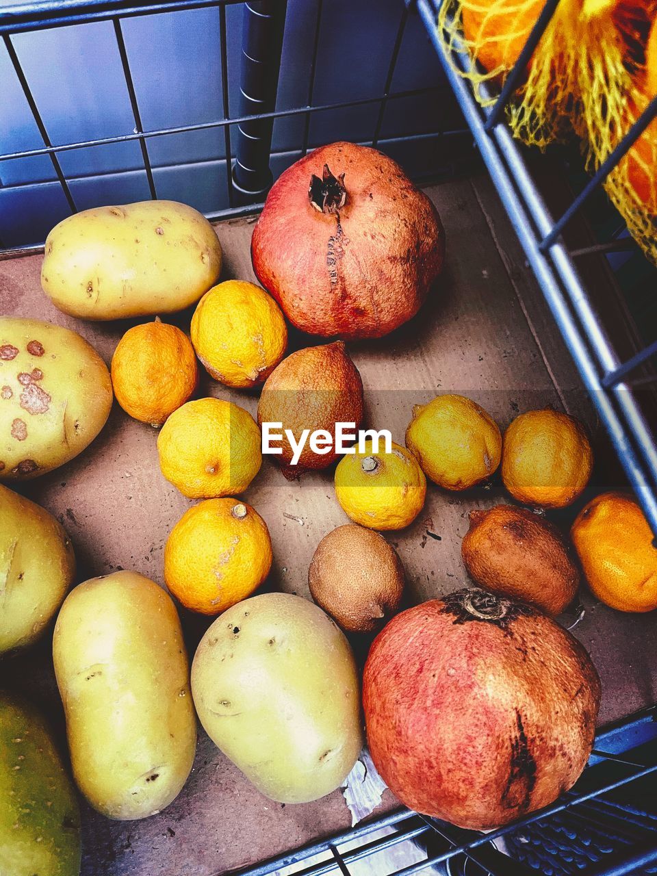 HIGH ANGLE VIEW OF APPLES IN MARKET