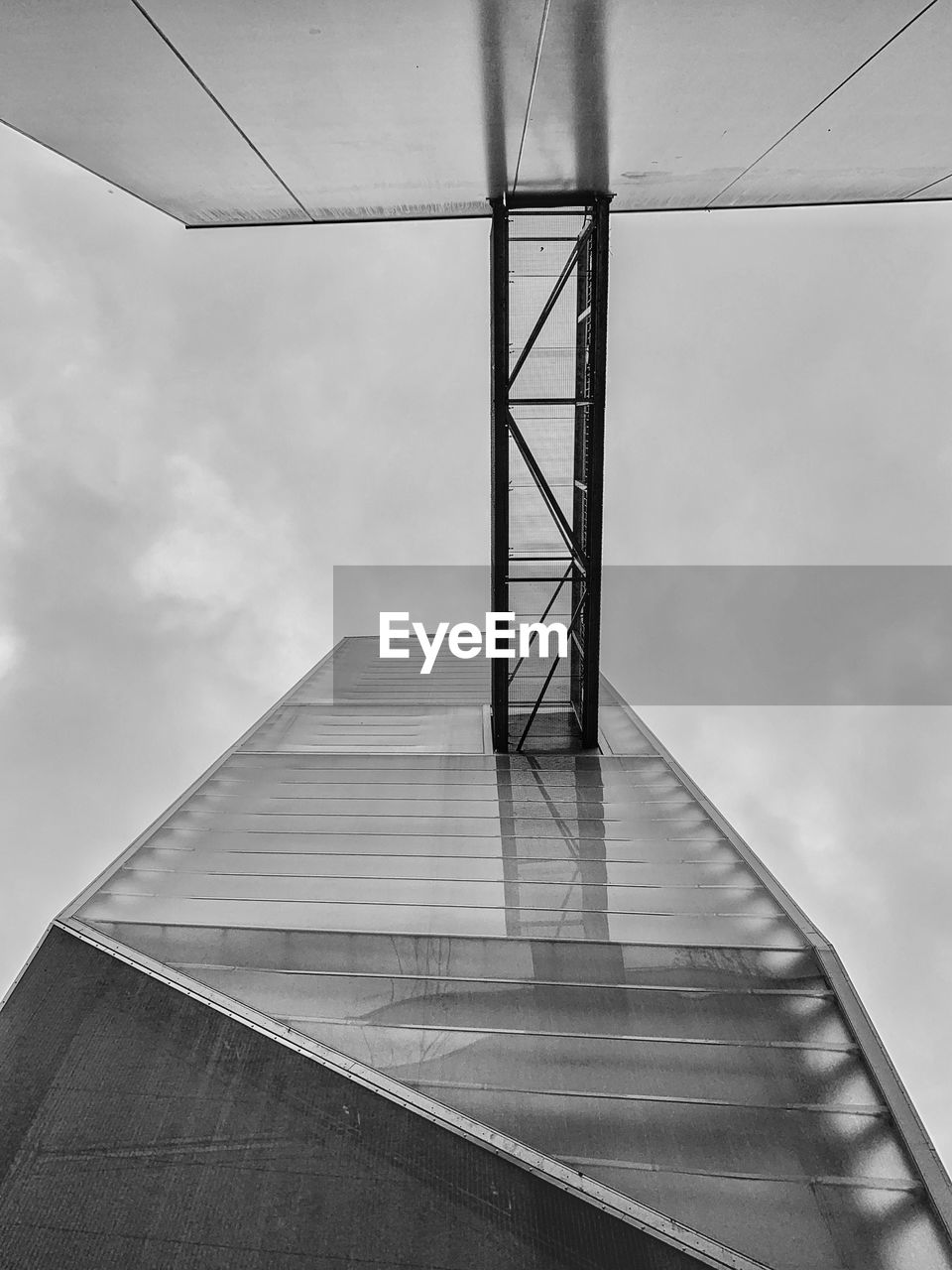 LOW ANGLE VIEW OF BRIDGE AGAINST SKY IN BUILDING