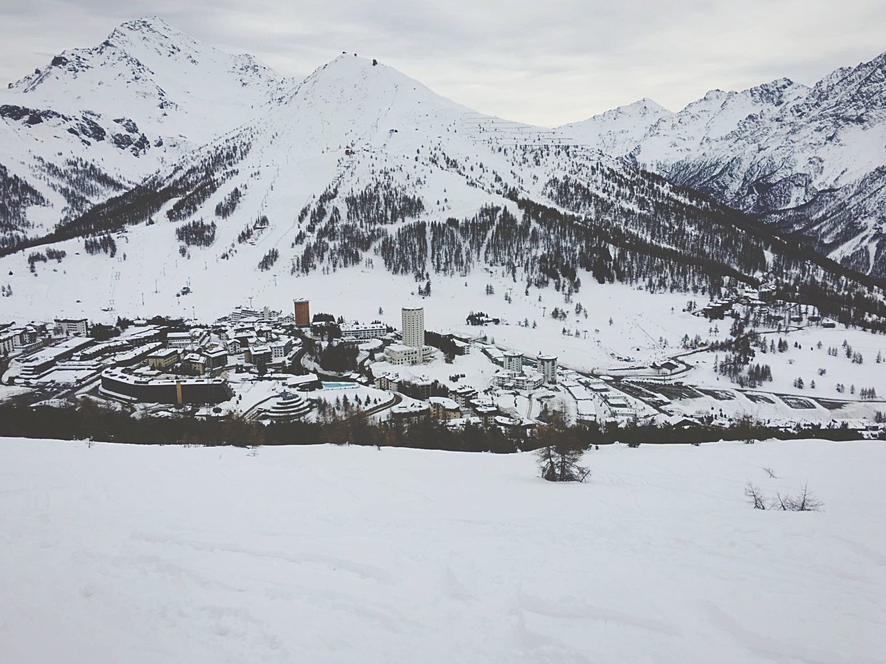 SNOW COVERED MOUNTAINS AGAINST SKY