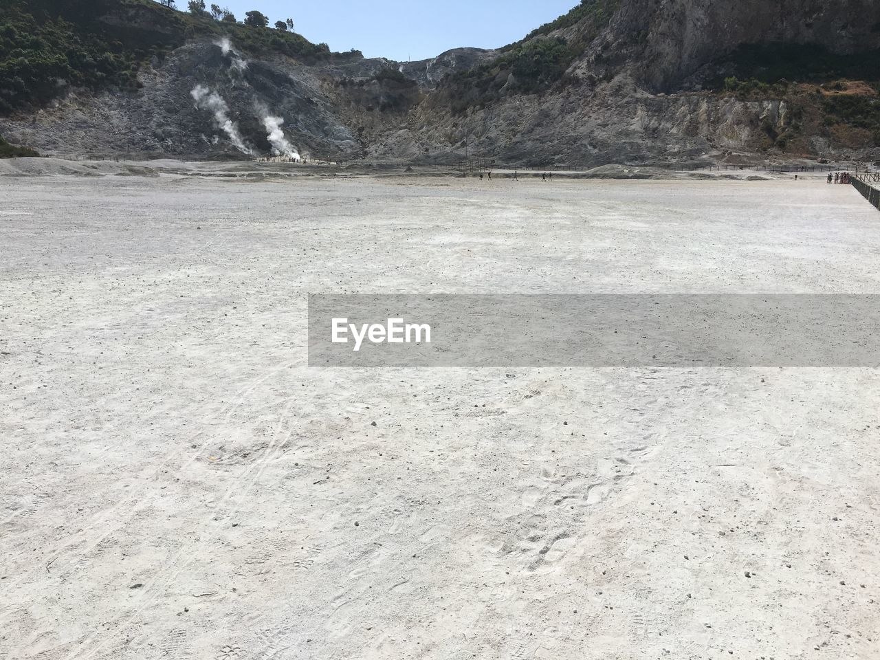 SCENIC VIEW OF DESERT LAND AGAINST MOUNTAIN