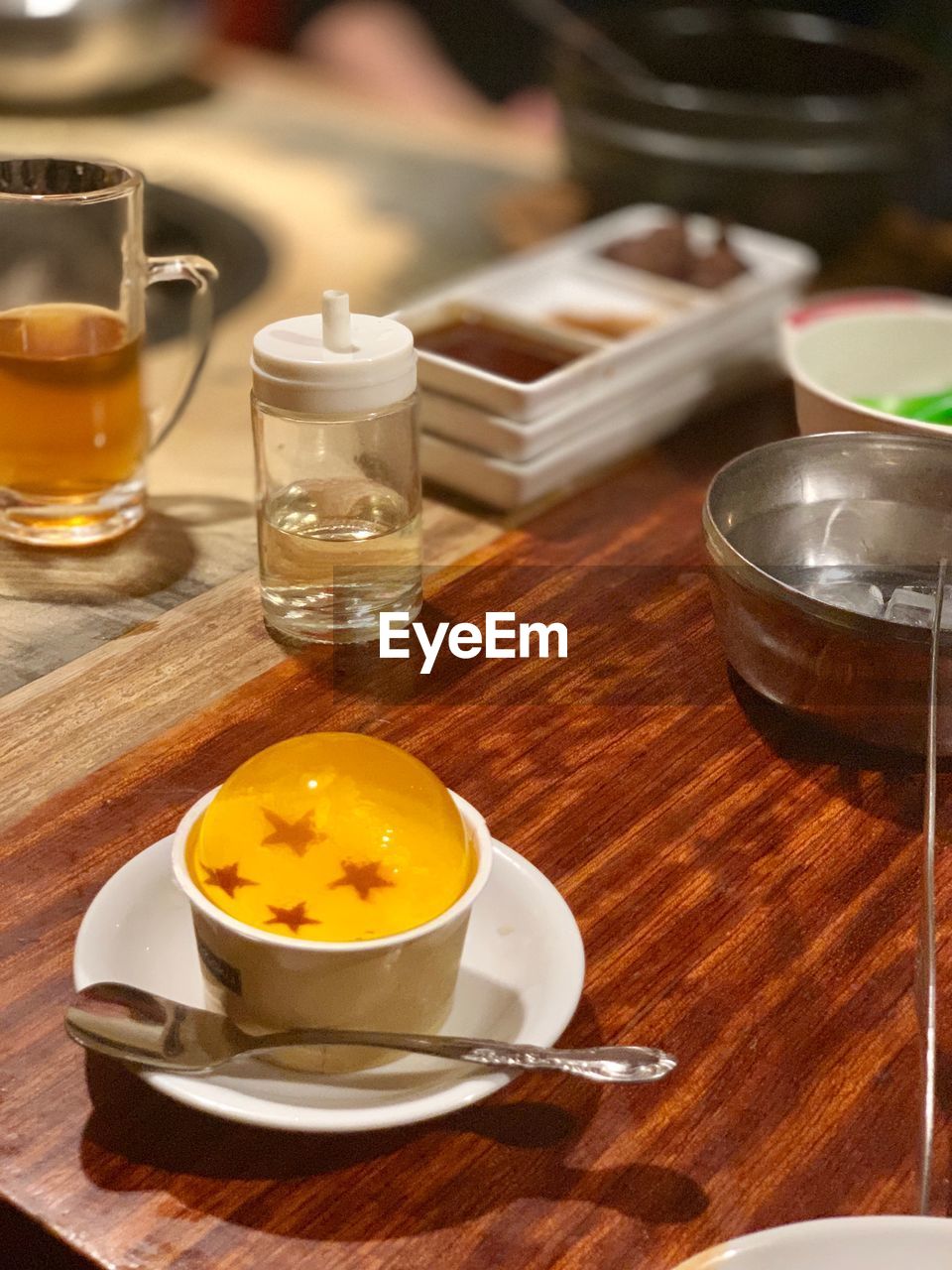 CLOSE-UP OF TEA IN GLASS