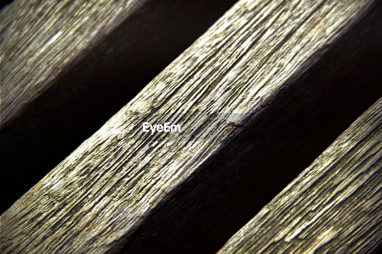 FULL FRAME SHOT OF WOODEN PLANKS