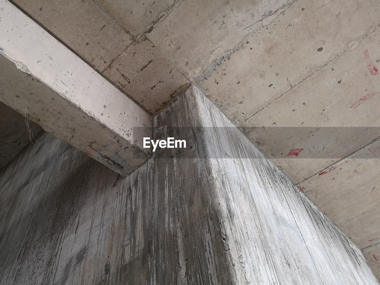 FULL FRAME SHOT OF PATTERNED WALL IN ROOF