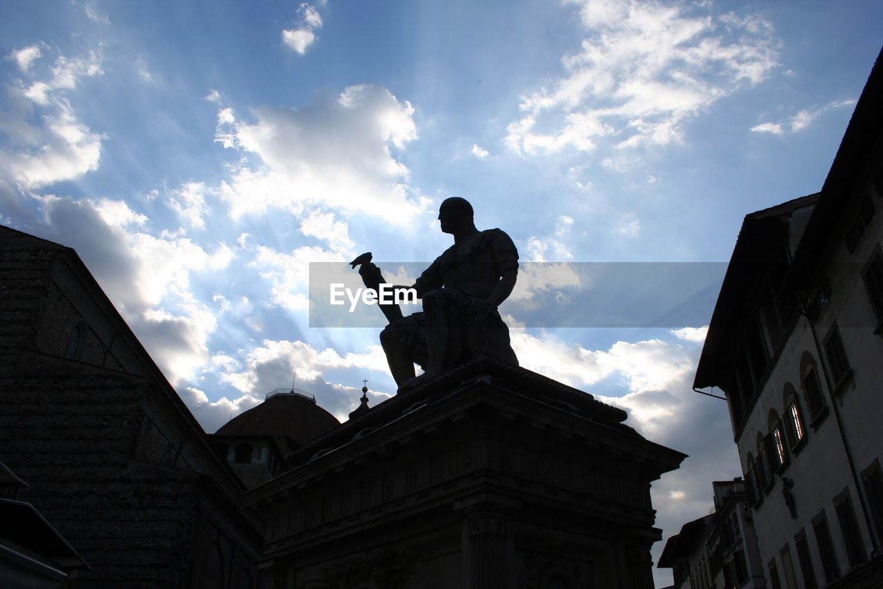 LOW ANGLE VIEW OF STATUE OF BUILDING