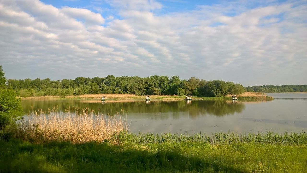 SCENIC VIEW OF LAKE WITH REFLECTION AGAINST SKY