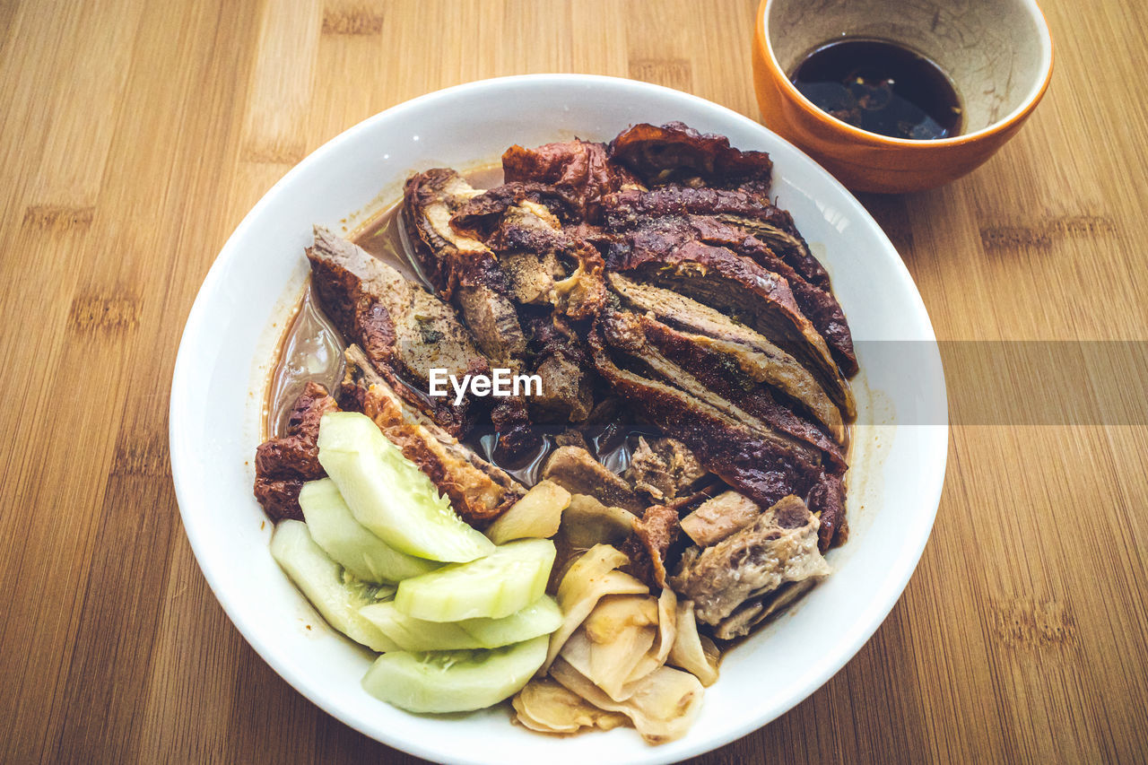 HIGH ANGLE VIEW OF MEAL SERVED IN BOWL