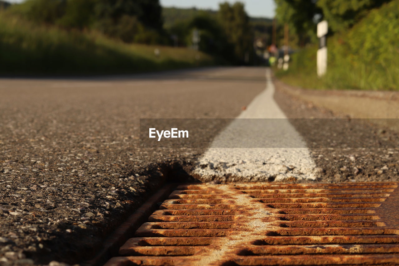 SURFACE LEVEL OF COBBLESTONE ROAD