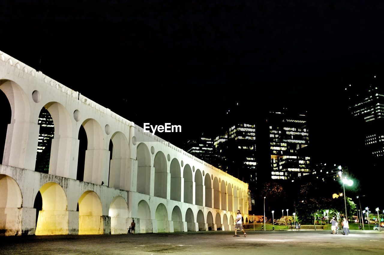 VIEW OF ILLUMINATED BUILDING AT NIGHT