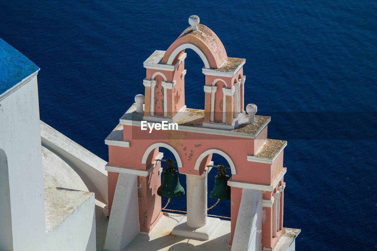 HIGH ANGLE VIEW OF OLD BUILDING BY SEA