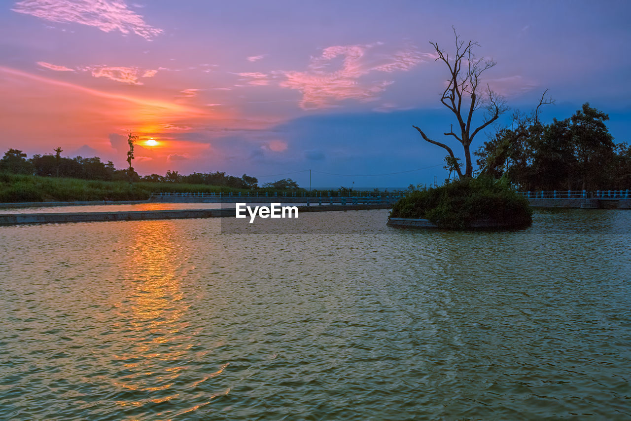 SCENIC VIEW OF RIVER AGAINST SKY