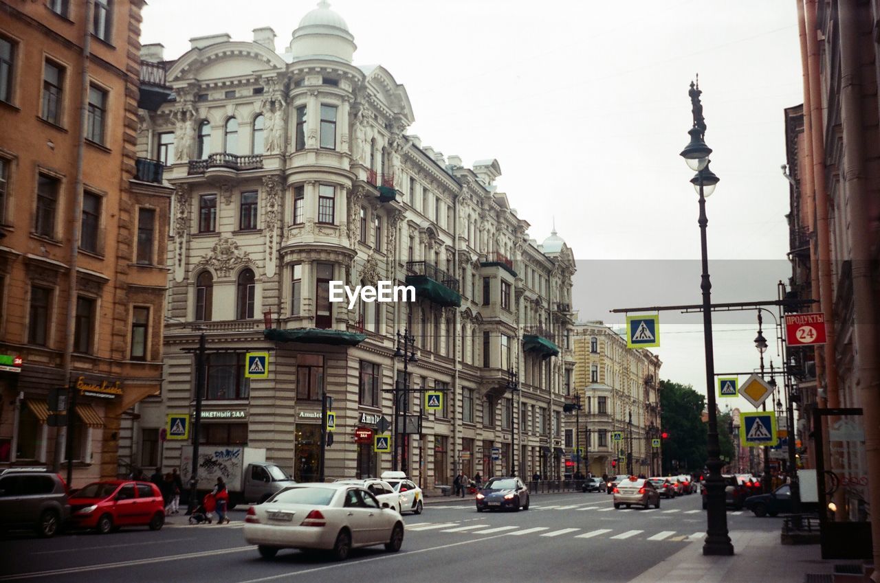 TRAFFIC ON ROAD IN CITY BUILDINGS