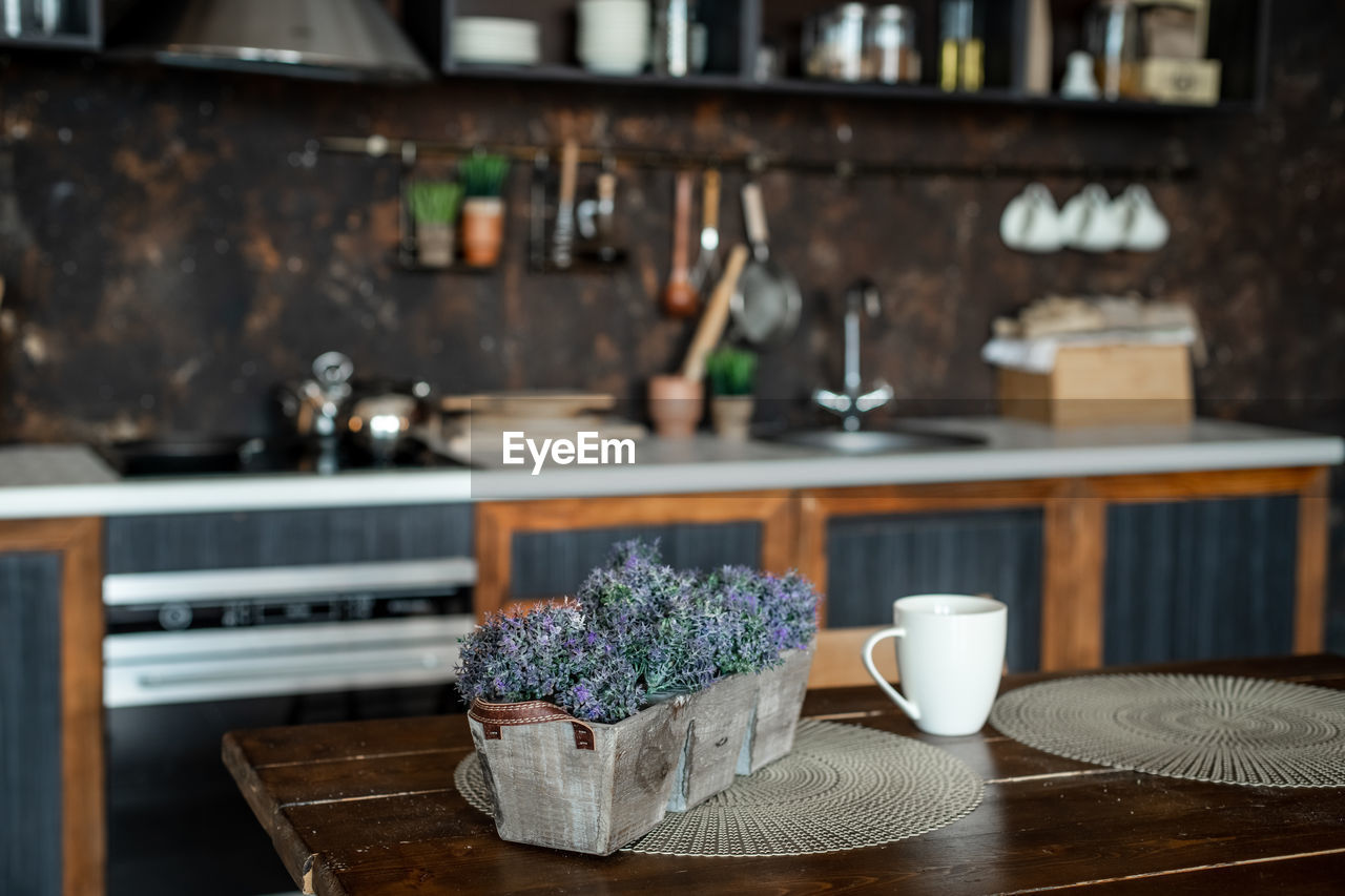 CLOSE-UP OF FOOD AT HOME