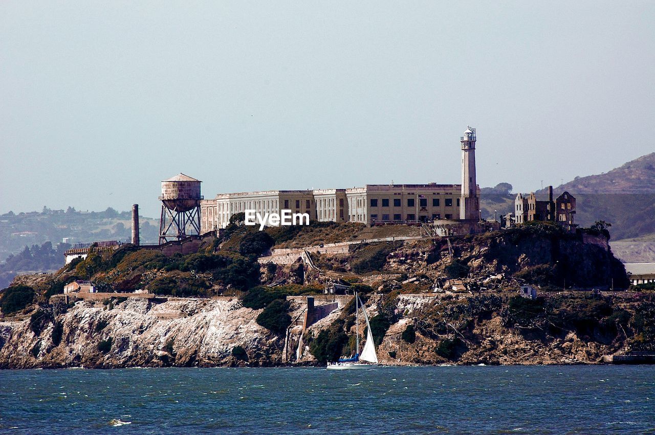 Alcatraz island in san francisco bay against sky