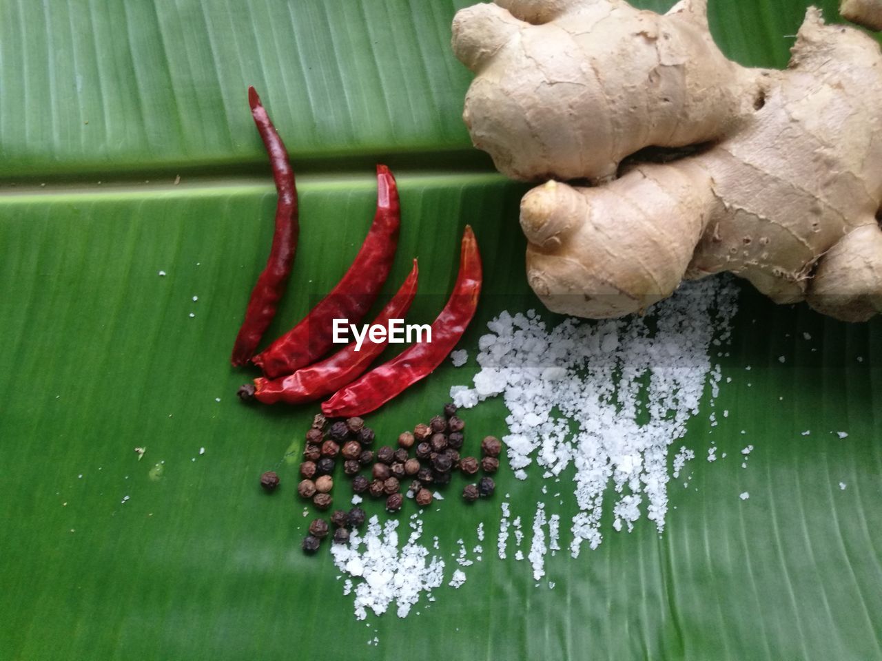 HIGH ANGLE VIEW OF CHOPPED VEGETABLES ON GREEN TABLE