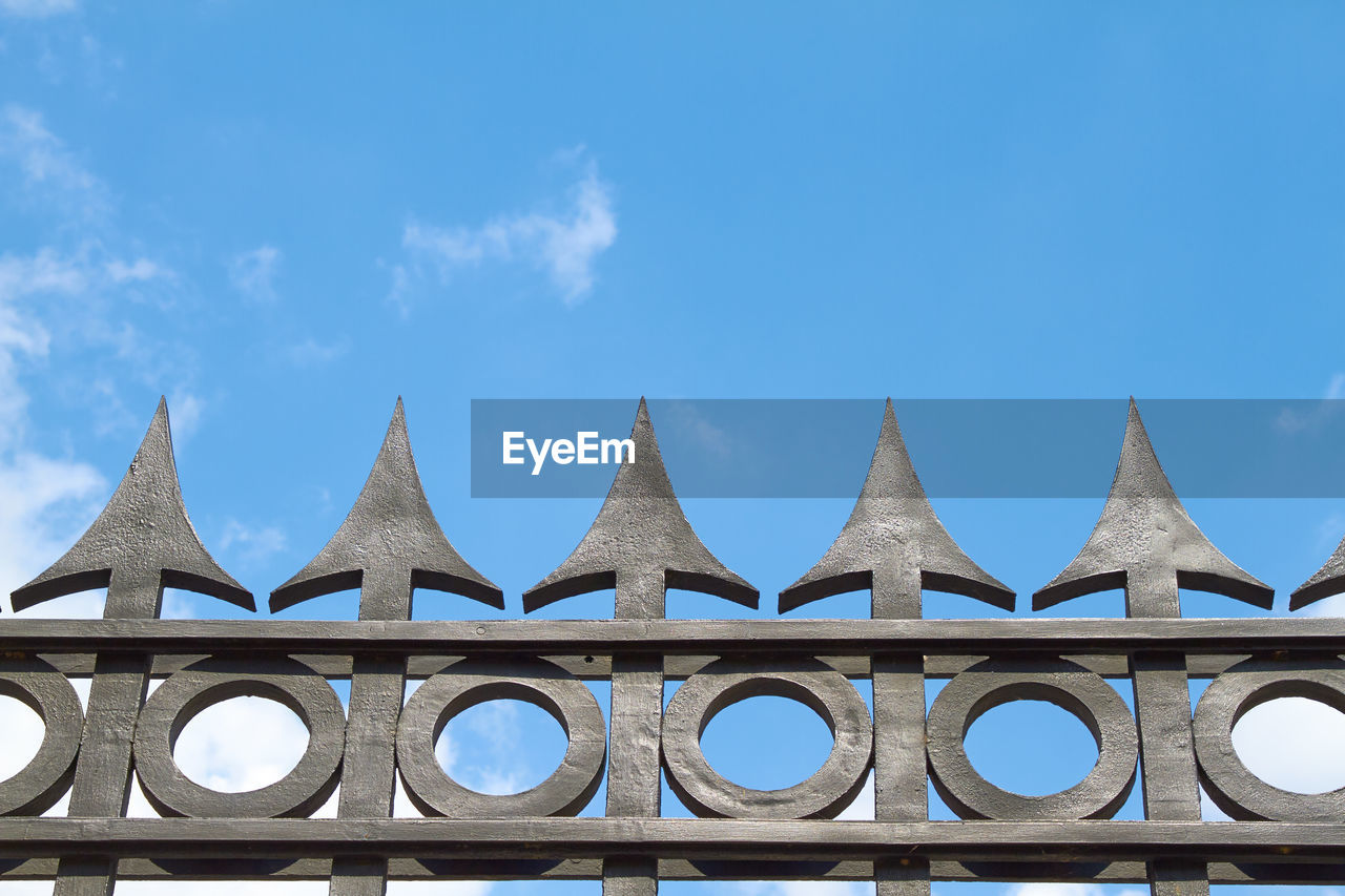 LOW ANGLE VIEW OF BUILT STRUCTURE AGAINST SKY