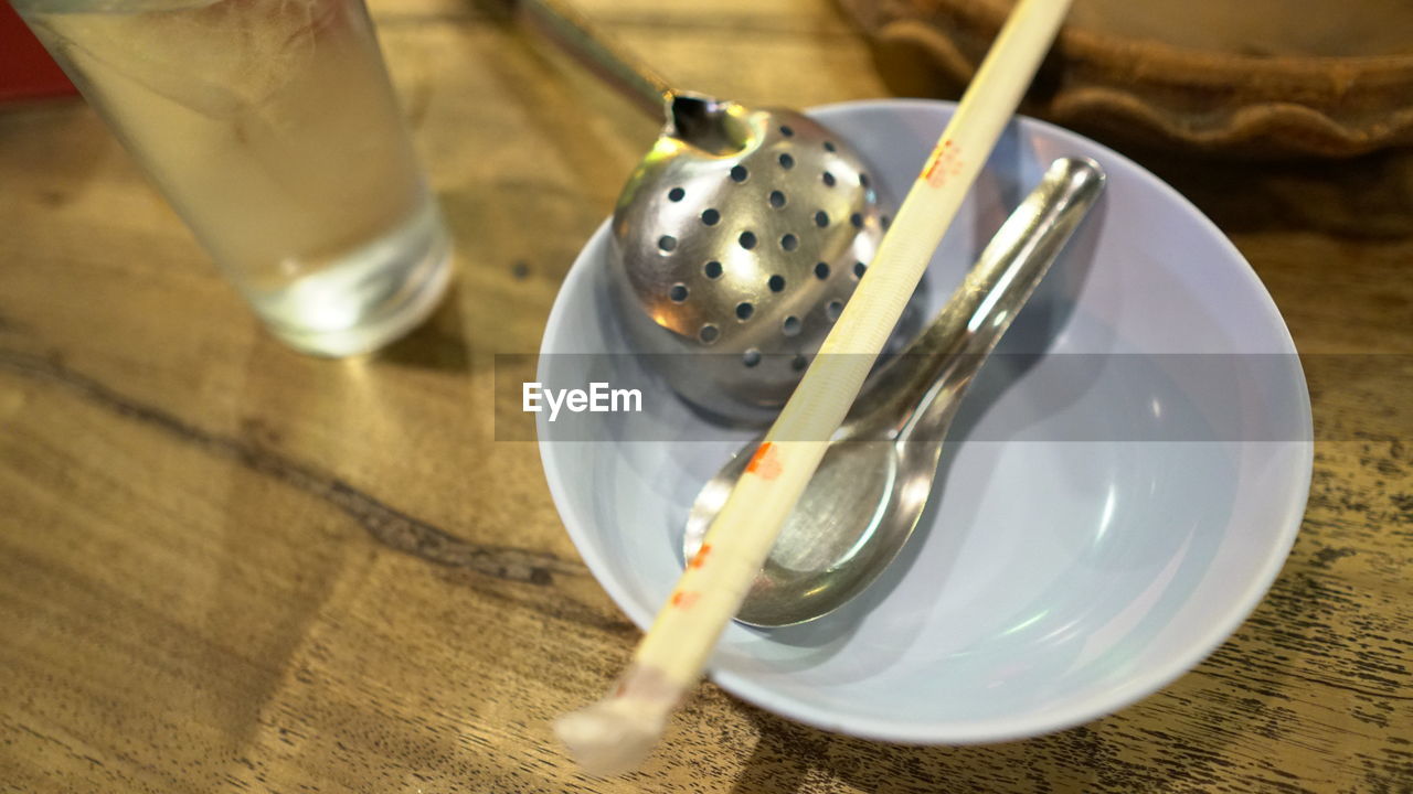 HIGH ANGLE VIEW OF TEA IN GLASS ON TABLE