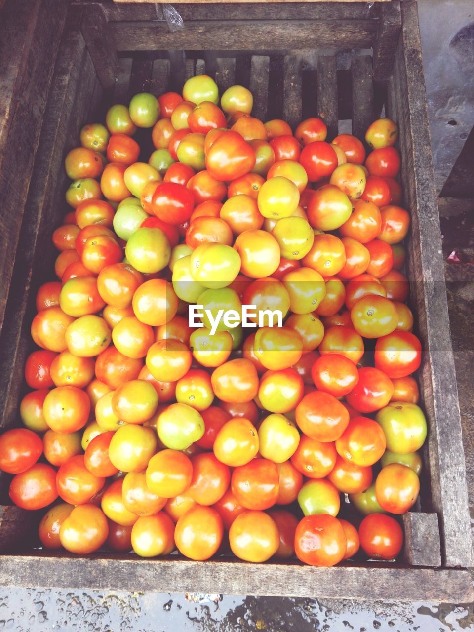 HIGH ANGLE VIEW OF TOMATOES FOR SALE AT MARKET