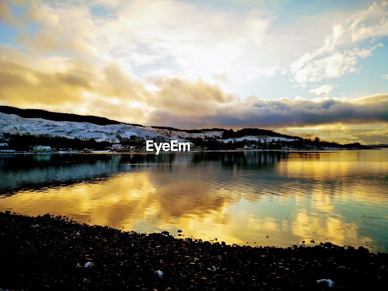 SCENIC VIEW OF LAKE BY MOUNTAINS AGAINST SKY