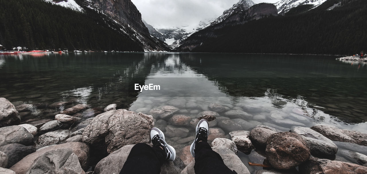 SCENIC VIEW OF LAKE BY MOUNTAIN AGAINST SKY