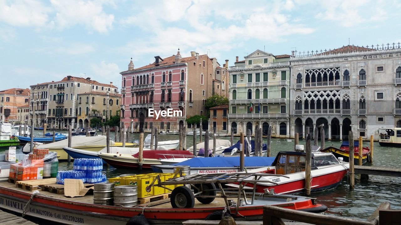 BOATS MOORED IN CANAL AGAINST BUILDINGS