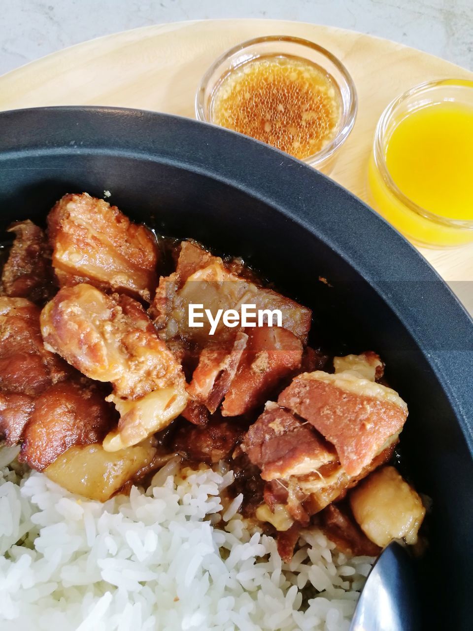 HIGH ANGLE VIEW OF BREAKFAST IN PLATE