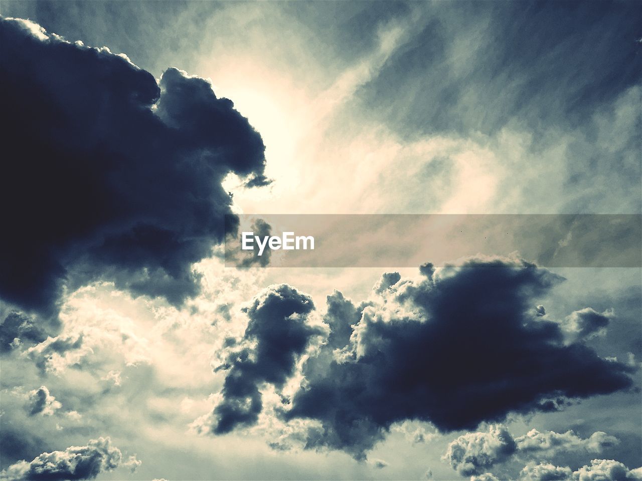 LOW ANGLE VIEW OF CLOUDY SKY AT DUSK