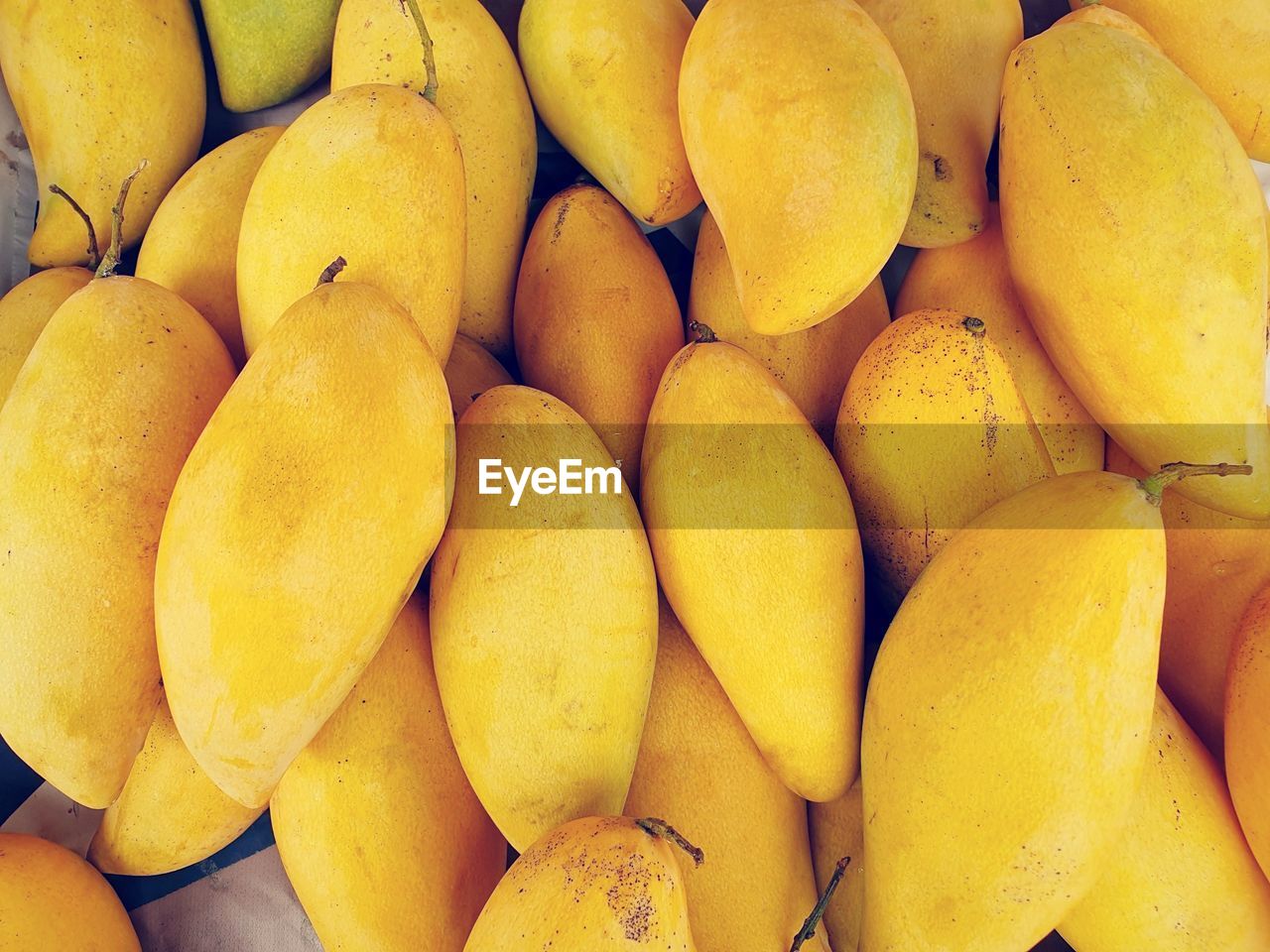 FULL FRAME SHOT OF ORANGES AT MARKET STALL