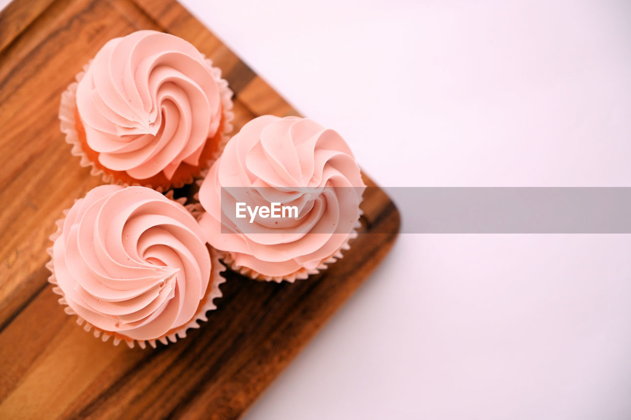 CLOSE-UP OF CUPCAKES AGAINST WHITE BACKGROUND