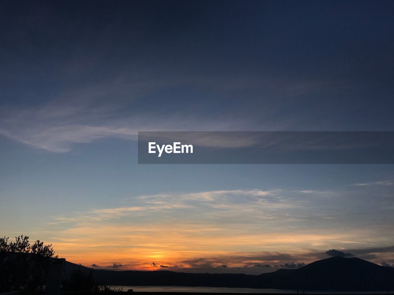 SCENIC VIEW OF SILHOUETTE MOUNTAINS AGAINST SKY