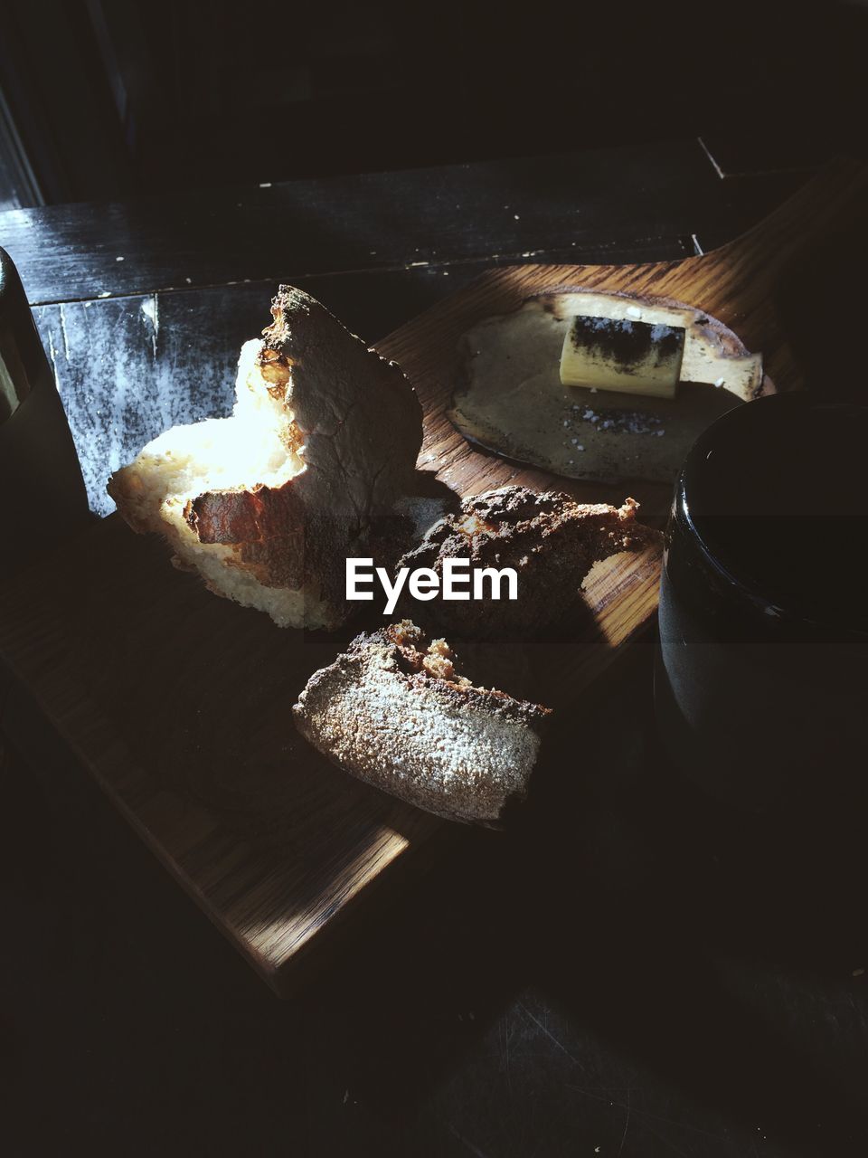 HIGH ANGLE VIEW OF BREAD IN PLATE ON TABLE