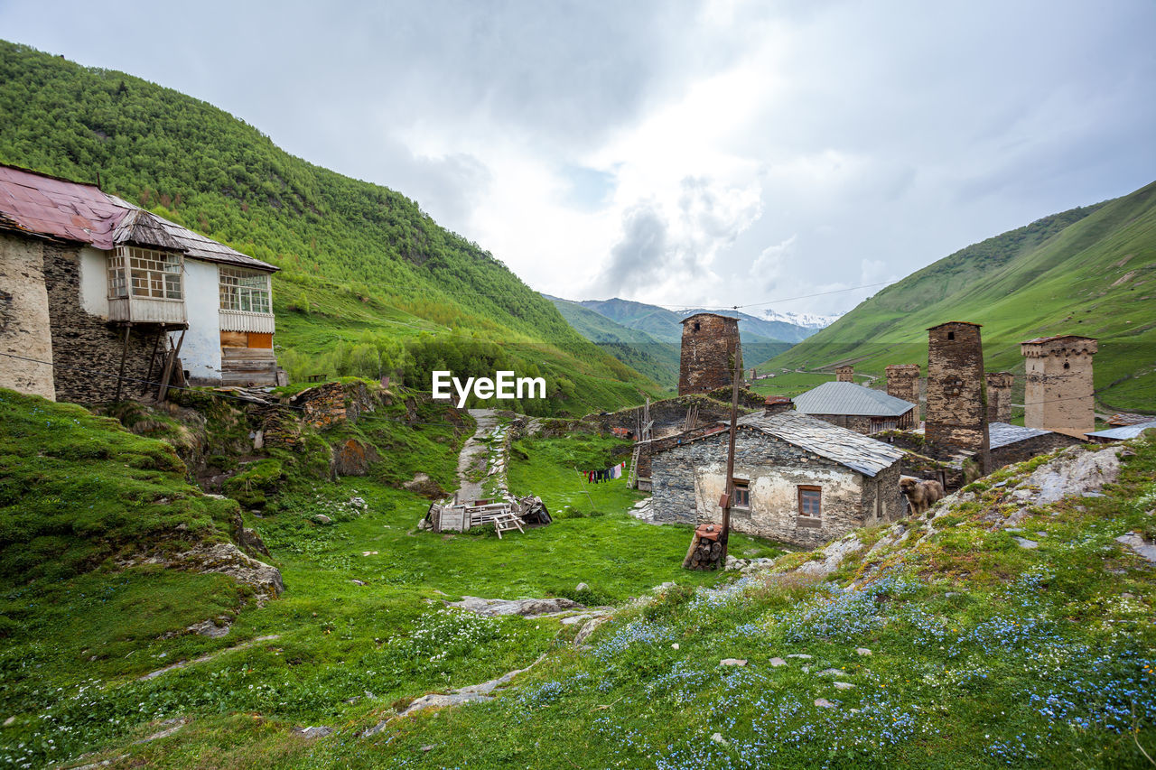 PANORAMIC VIEW OF HISTORIC BUILDING BY MOUNTAINS AGAINST SKY