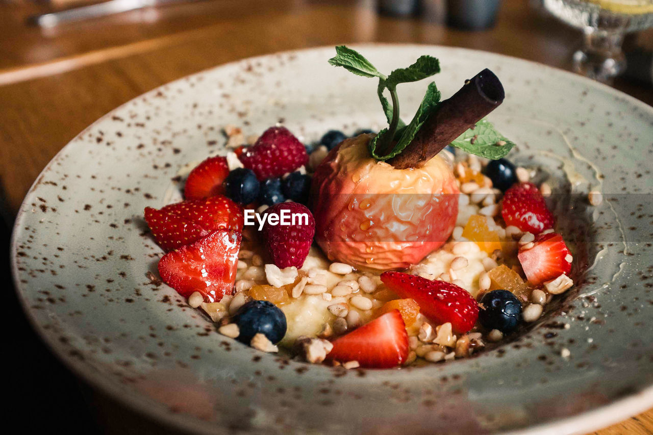CLOSE-UP OF FRESH STRAWBERRIES IN PLATE