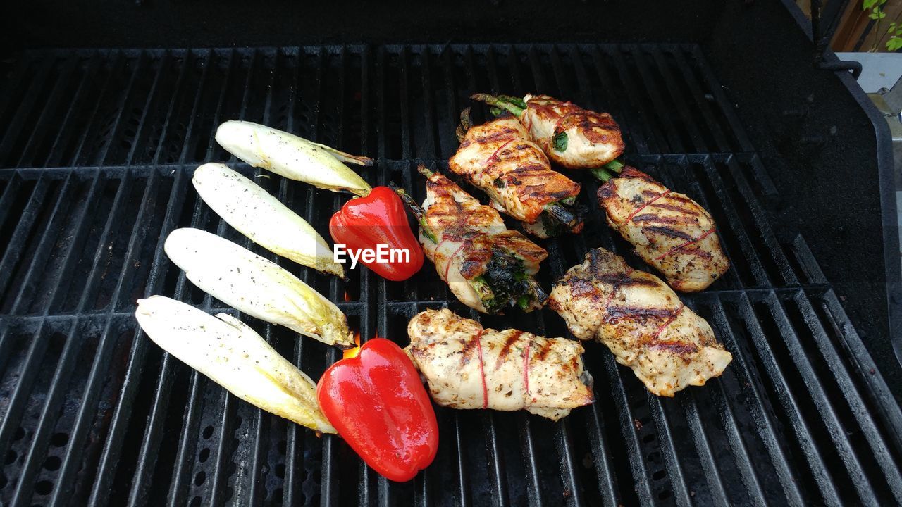 HIGH ANGLE VIEW OF MEAT ON GRILL