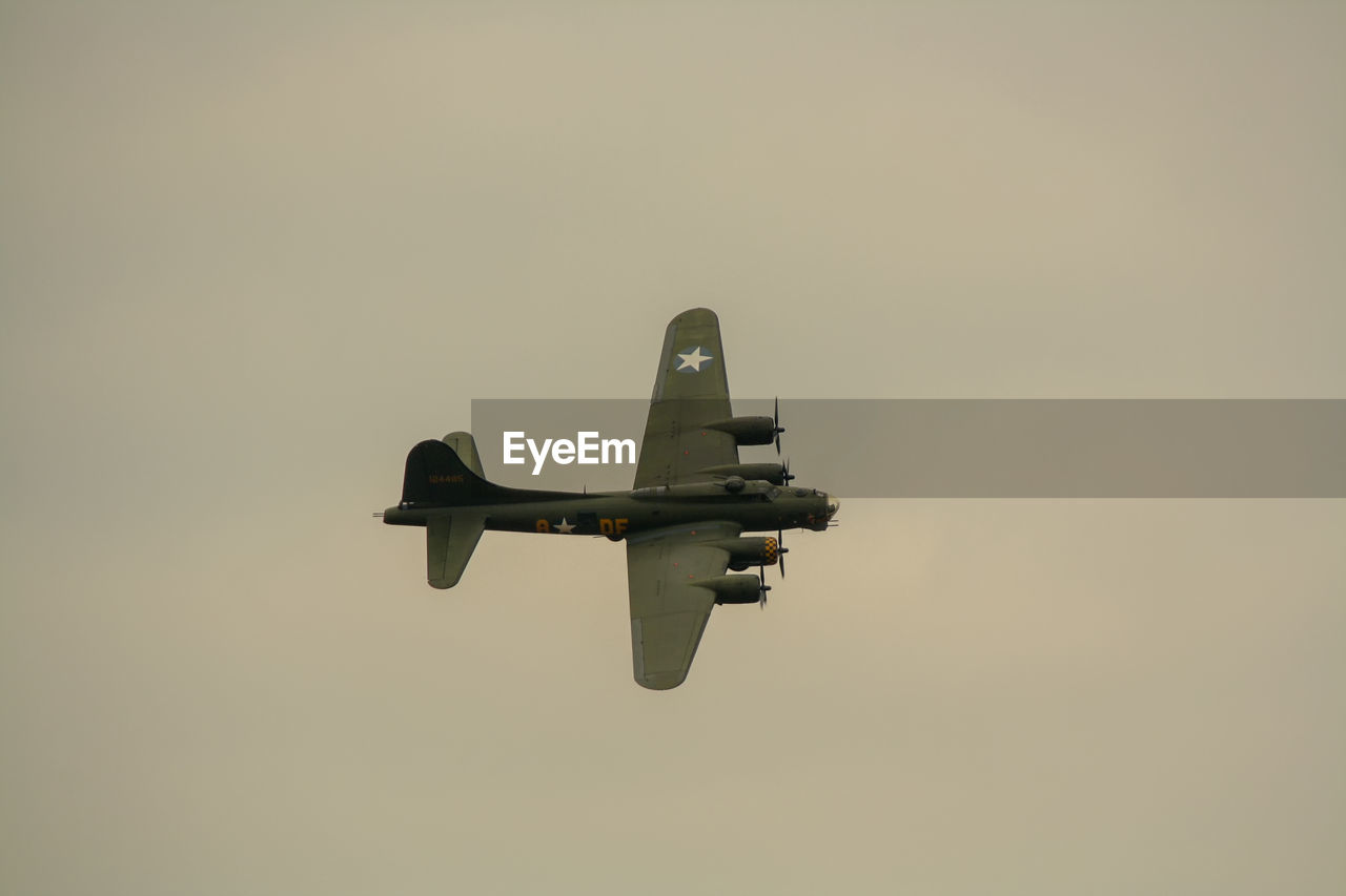 LOW ANGLE VIEW OF AIRPLANE AGAINST SKY