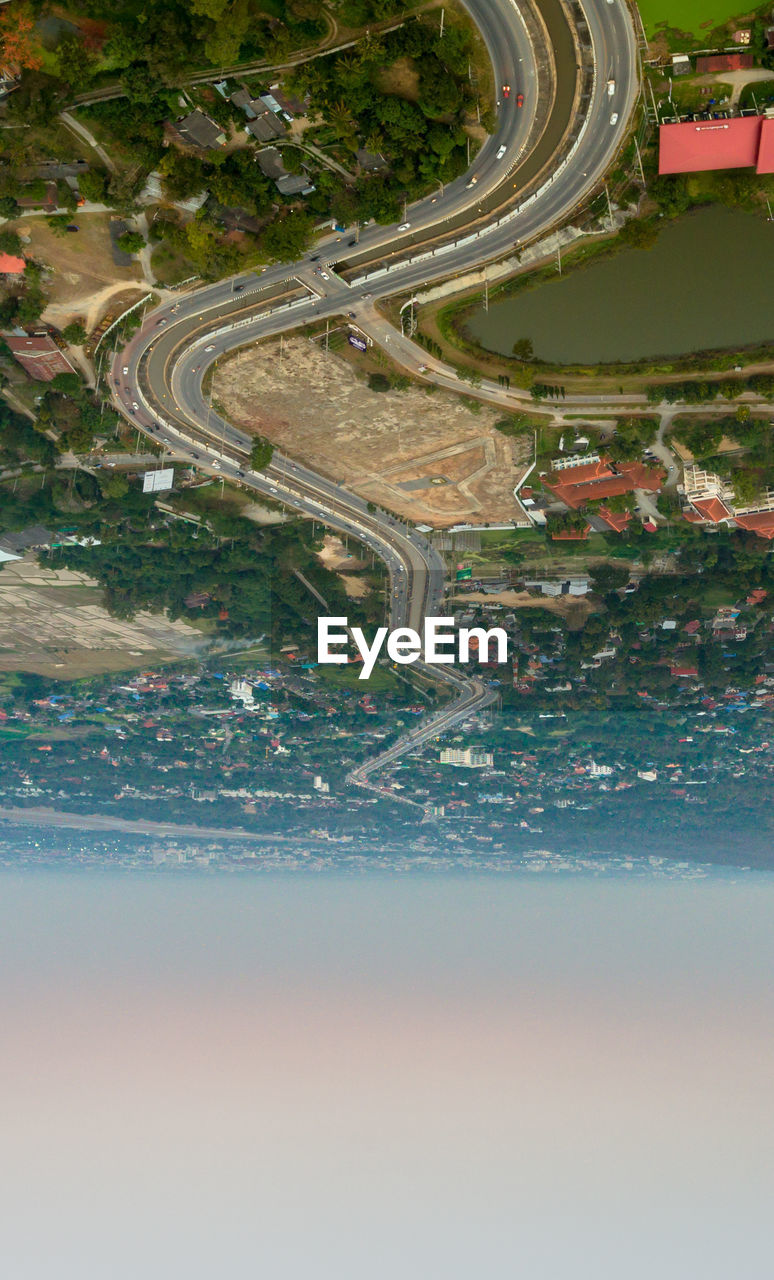 HIGH ANGLE VIEW OF HIGHWAY IN CITY