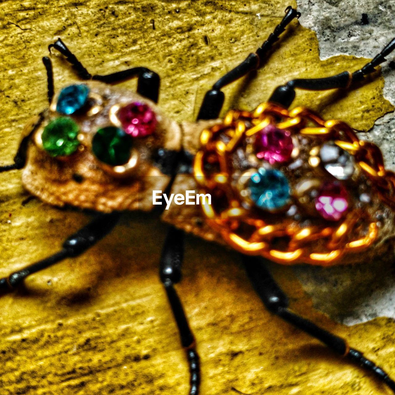 HIGH ANGLE VIEW OF CHRISTMAS DECORATION ON WOOD