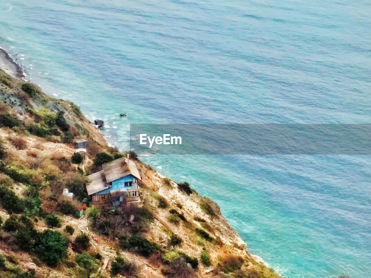 HIGH ANGLE VIEW OF SEA AND SHORE