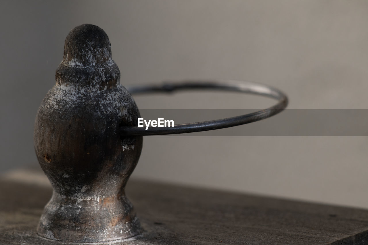 CLOSE-UP OF SCULPTURE