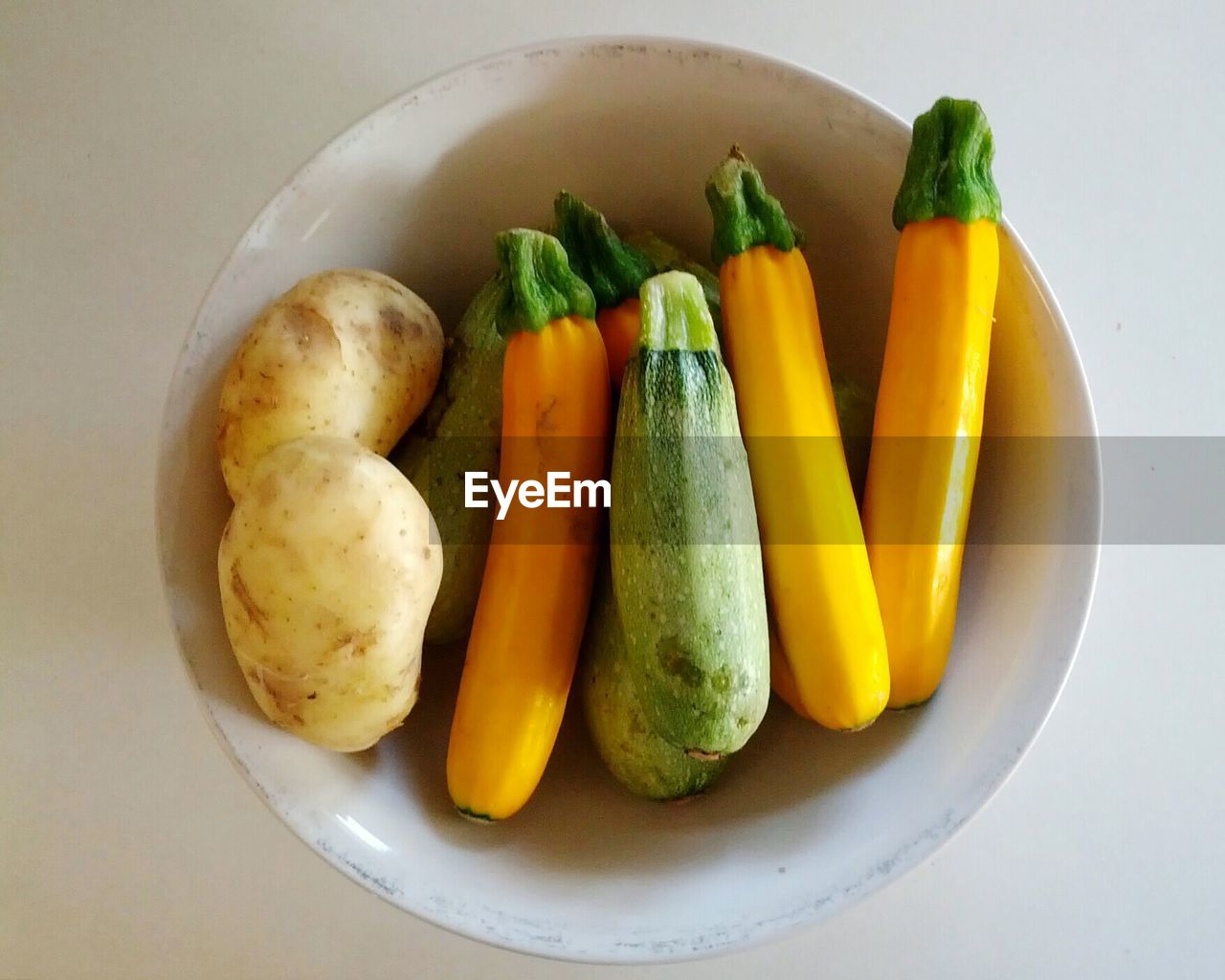 HIGH ANGLE VIEW OF FRESH VEGETABLES IN PLATE