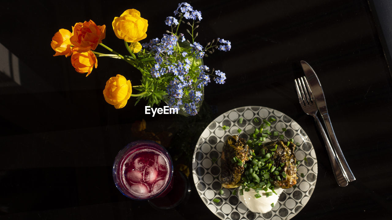 HIGH ANGLE VIEW OF FLOWERING PLANTS IN VASE