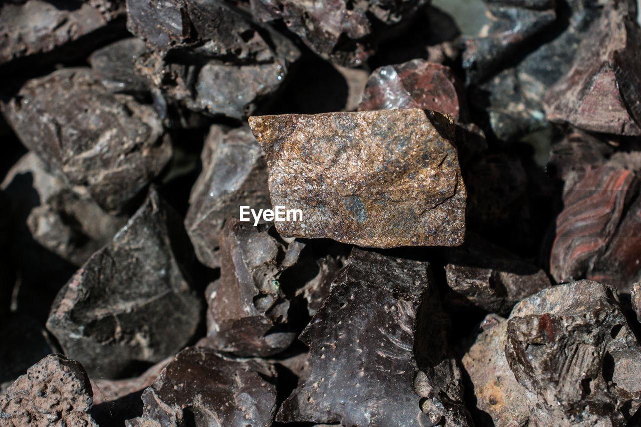 FULL FRAME SHOT OF ROCKS ON ROCK