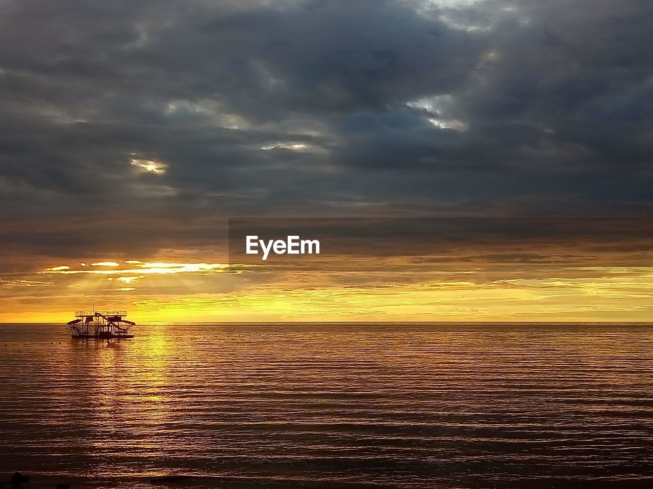 VIEW OF DRAMATIC SKY OVER SEA