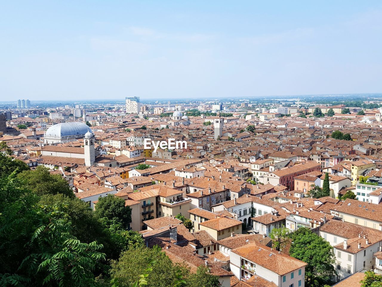 HIGH ANGLE VIEW OF BUILDINGS IN CITY AGAINST SKY