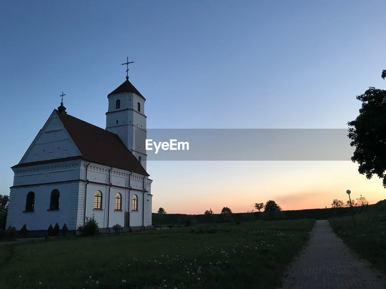 HISTORIC BUILDING AGAINST SKY AT SUNSET